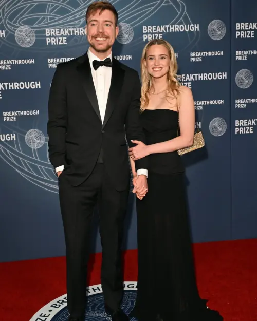 ▲MrBeast（左）與南非籍網紅女友布森2024年聖誕節訂婚。（圖／翻攝自布森IG）