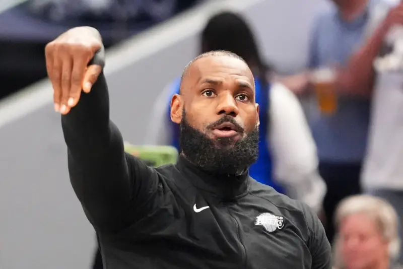 ▲「詹皇」LeBron James與知名NBA記者Brian Windhorst之間有著長達二十年的關係，然而，隨著時間推移，兩人關係出現裂痕，近日再度因《Mind the Game》Podcast掀起新一波口水戰。（圖／美聯社／達志影像）