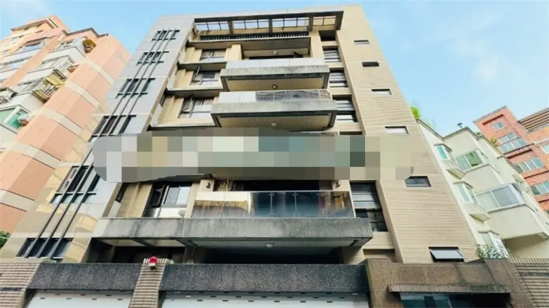 ▲蔡岳勳位於新北永和起家厝傳出以4788萬求售，不過實際查詢售屋網站，不只有蔡岳勳所有的5樓出售，還有整棟樓出售的消息。（圖／翻攝自樂屋網）