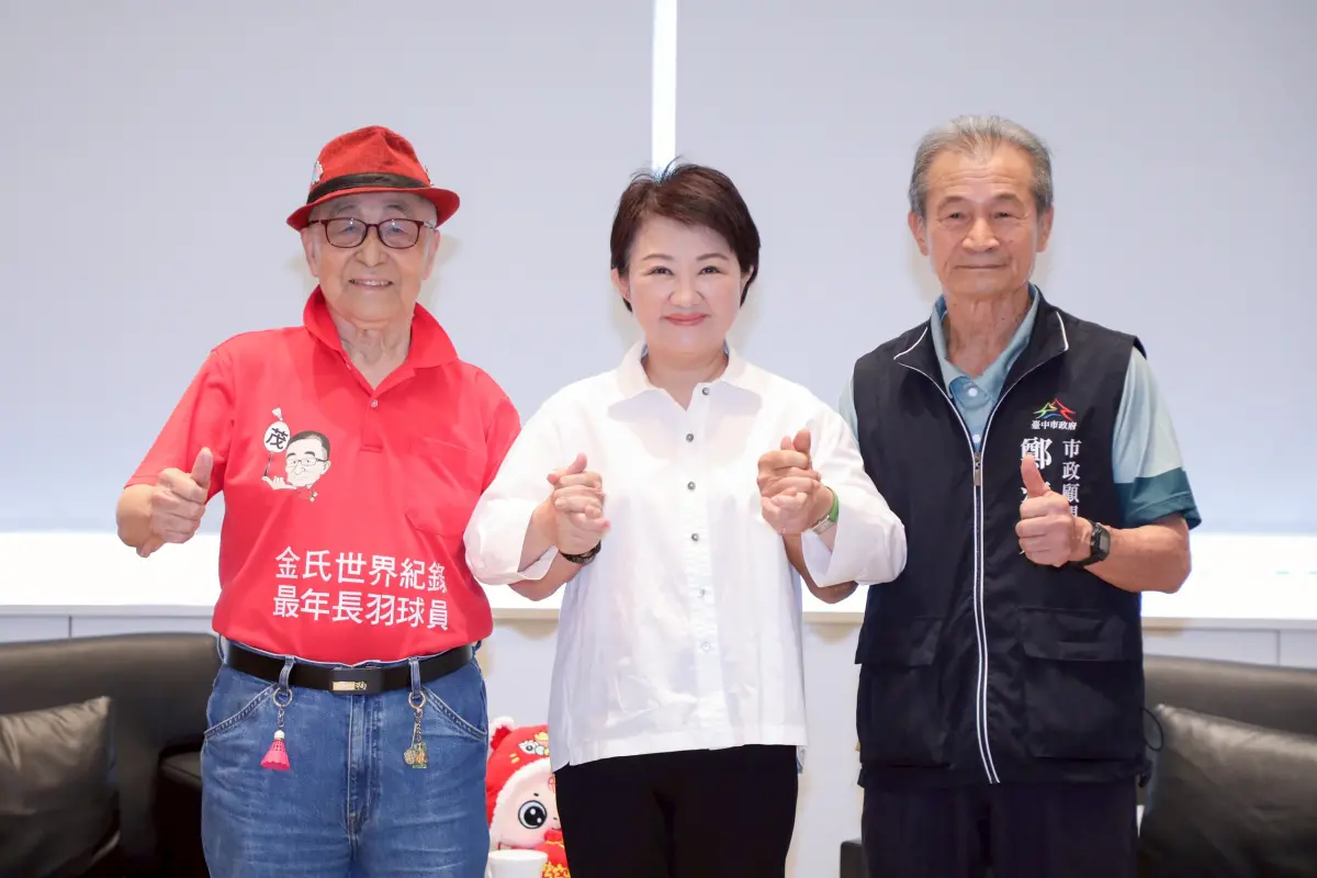 雙北世壯運台中英雄 盧秀燕贈「金牌人生卡」