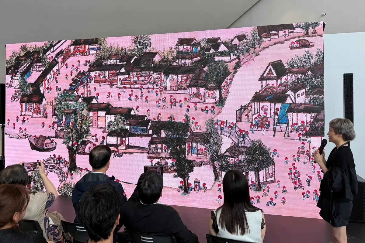 ▲承億集團攜手香港UBU DECO畫廊創辦人梁詠心女士，推出首屆「ArtIN國際藝術博覽會」，集結全球60組藝術家，近千件藝術作品中包含會動的Moi清明上河圖，創作者寧芮潔於現場解說創作想法。（圖／記者葉盛耀攝）