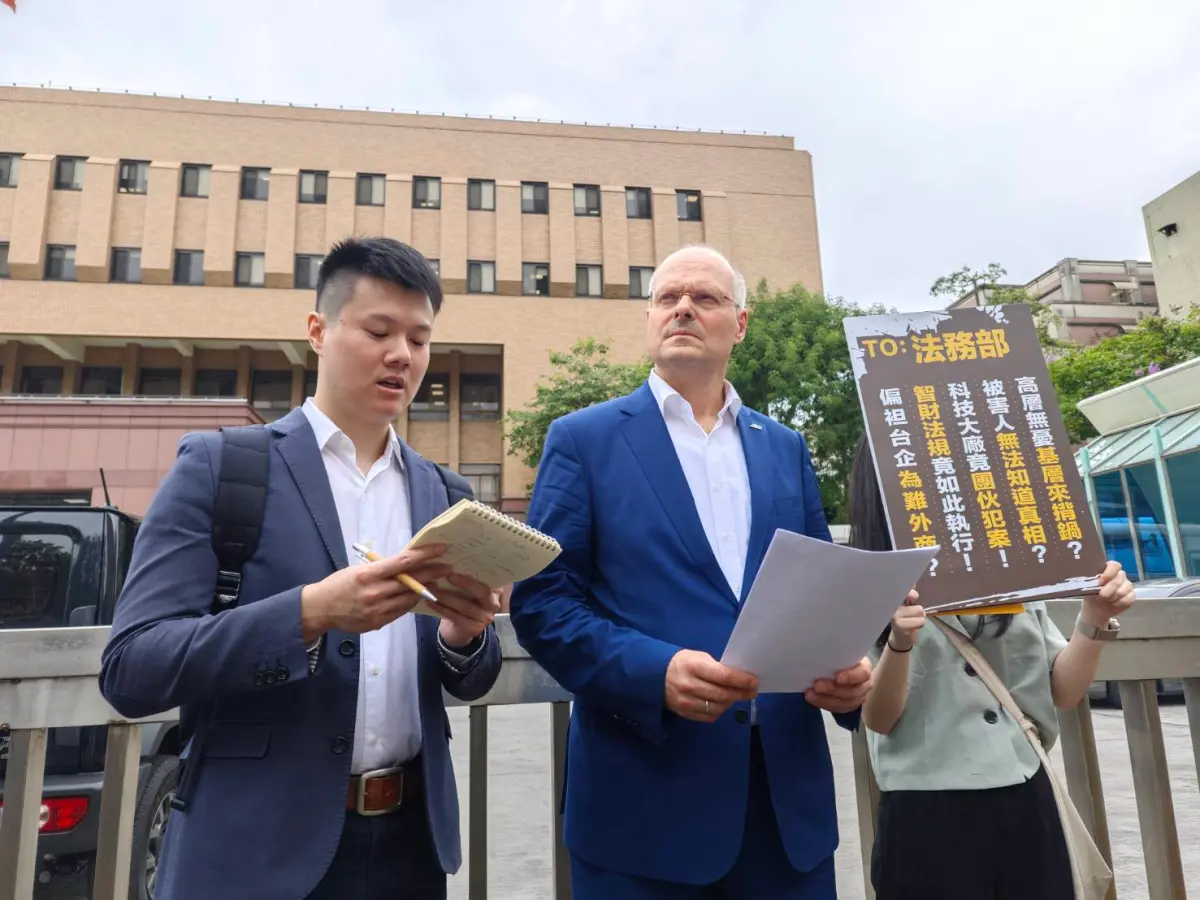 ▲德商代表去年（右） 跨海來台到法務部陳情大立光涉侵權。（圖／資料照）
