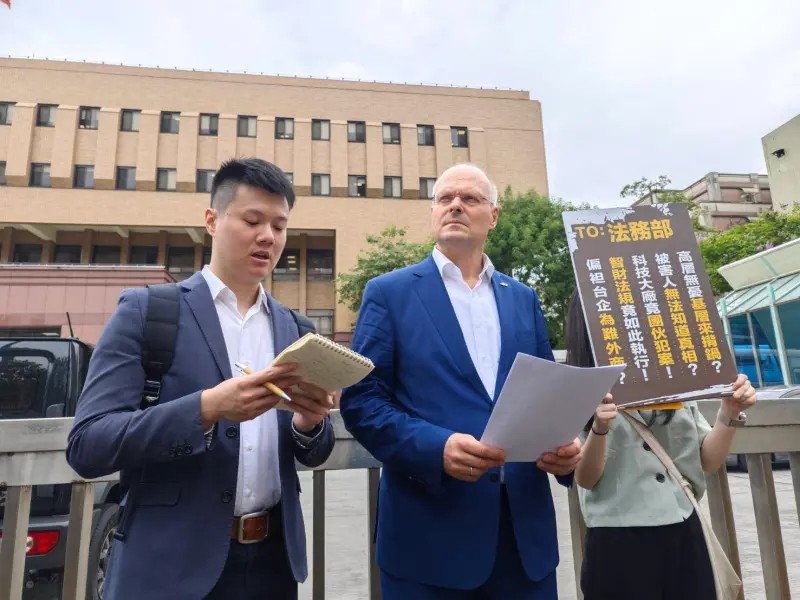 ▲德商代表去年（右） 跨海來台到法務部陳情大立光涉侵權。（圖／資料照）