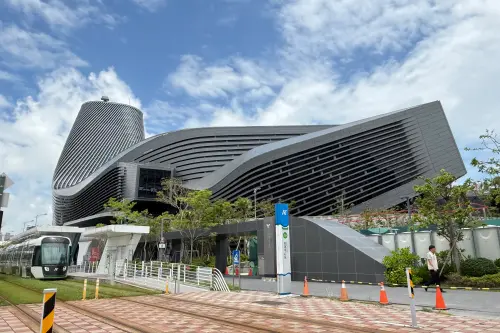 承億集團攜手香港UBU DECO畫廊,在高雄旅運中心內推出首屆「ArtIN國際藝術博覽會」,集結全球60組藝術家。(圖/記者葉盛耀攝) ▲承億集團攜手香港UBU DECO畫廊,在高雄旅運中心內推出首屆「ArtIN國際藝術博覽會」,集結全球60組藝術家。(圖/記者葉盛耀攝)