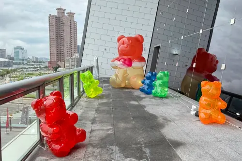 此次ArtIN國際藝術博覽會的「戶外藝術區」,有1大5小巨型的彩色小熊軟糖立體裝置。(圖/記者葉盛耀攝) ▲此次ArtIN國際藝術博覽會的「戶外藝術區」,有1大5小巨型的彩色小熊軟糖立體裝置。(圖/記者葉盛耀攝)