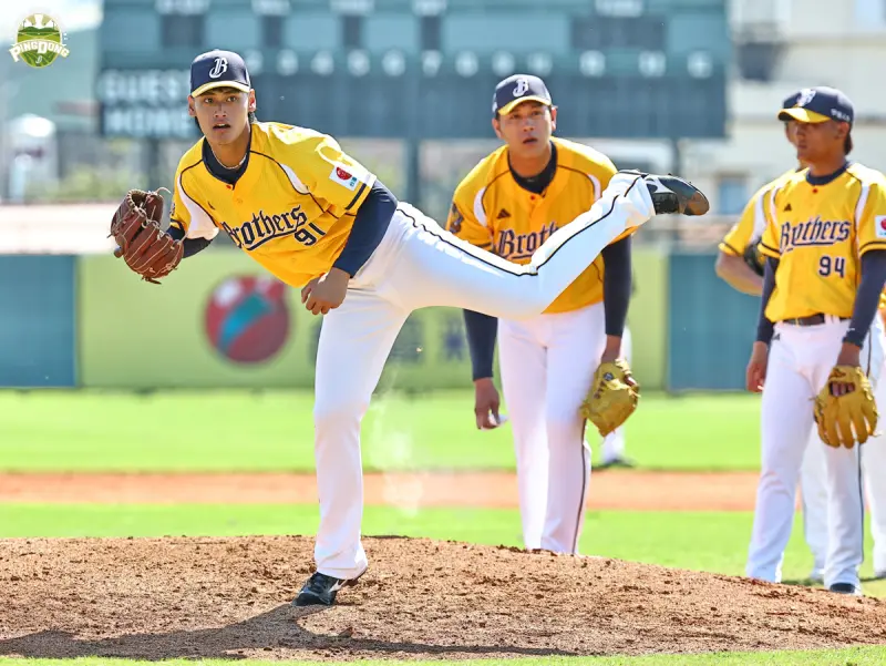 ▲現年21歲的張祖恩（左）是中信兄弟積極培養的先發左投戰力，但在4月發現手肘韌帶撕裂傷，已於近日進完成TJ手術，展開復健期。（圖／中信兄弟提供）