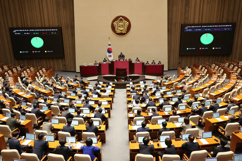 ▲韓國國會5日通過《內亂特檢法》、《金建希特檢法》，要調查前總統尹錫悅的戒嚴內亂事件。（圖／美聯社／達志影像）