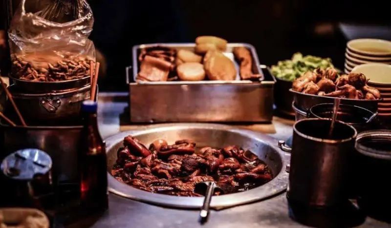 ▲「華亭豬腳麵」已經營68年，主賣豬腳、麵食與滷味小菜等，但驚傳將於6月8日之後熄燈，許多顧客感到可惜，業者親曝原因。（圖／取自華亭豬腳麵臉書）