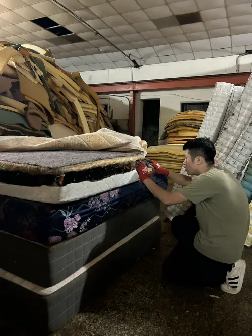 ▲緊扣減碳核心理念，永吉搬家將回收來的廢棄床墊再製成環保建材，運用在園藝植栽，打造環保綠色物流。（圖／市府社會局提供）
