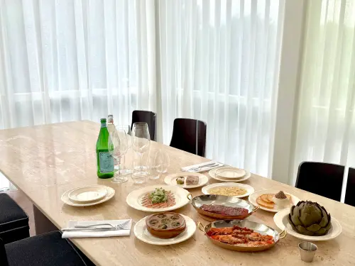 全台首家美術館星級餐廳Bonami!咖啡廳雙品牌開幕:五感亮點一覽 ▲品牌主廚何卓濠為Bonami打造溫暖不拘的料理風格。(圖/記者蕭涵云攝)