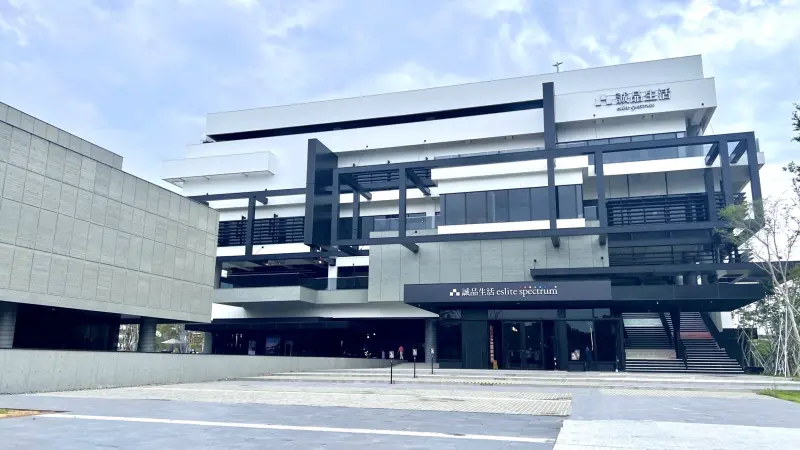 ▲誠品生活台南進駐台南南區，不僅為商圈增添生活機能與文青氣息，有利發揮聚客效應，活絡商圈並提升房市能見度。（圖／台灣房屋集團提供）