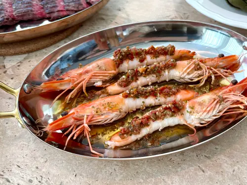 全台首家美術館星級餐廳Bonami!咖啡廳雙品牌開幕:五感亮點一覽 ▲「白蝦佐番茄羅勒油醬」420元。(圖/記者蕭涵云攝)