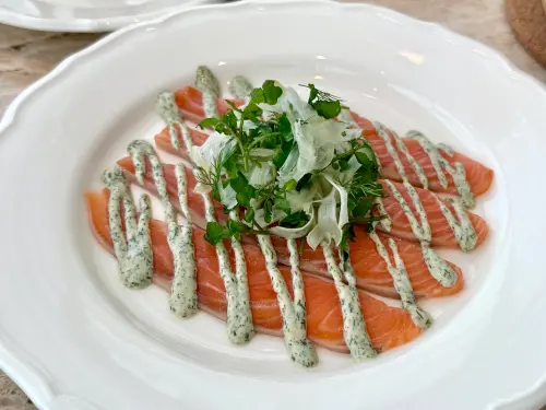 全台首家美術館星級餐廳Bonami!咖啡廳雙品牌開幕:五感亮點一覽 ▲法國人餐前最鍾愛的經典開胃菜,「手工醃鮭魚配茴香沙拉」380元。(圖/記者蕭涵云攝)