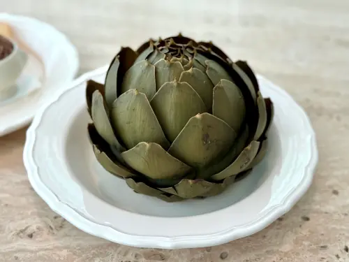 全台首家美術館星級餐廳Bonami!咖啡廳雙品牌開幕:五感亮點一覽 ▲被視為歐洲人餐桌上的蔬菜之皇,「整顆朝鮮薊佐大蒜鯷魚醬」580元。(圖/記者蕭涵云攝)