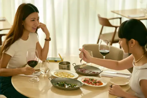 全台首家美術館星級餐廳Bonami!咖啡廳雙品牌開幕:五感亮點一覽 ▲Bonami夜晚轉為氛圍濃厚的餐酒館。(圖/MMHG提供)