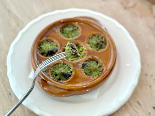 全台首家美術館星級餐廳Bonami!咖啡廳雙品牌開幕:五感亮點一覽 ▲「香蒜奶油烤鍋牛」220元。(圖/記者蕭涵云攝)