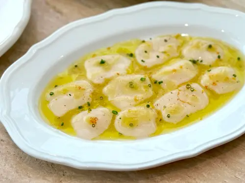 全台首家美術館星級餐廳Bonami!咖啡廳雙品牌開幕:五感亮點一覽 ▲「生干貝佐柑橘油醋醬」350元。(圖/記者蕭涵云攝)