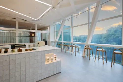 全台首家美術館星級餐廳Bonami!咖啡廳雙品牌開幕:五感亮點一覽 ▲Rolling Dough咖啡廳擁有「北美館看飛機」最佳觀賞視角。(圖/MMHG提供)