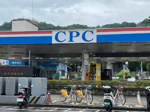 ▲16日凌晨零時起汽油價格不調整、柴油調漲0.3元。（圖／記者徐銘穗攝）