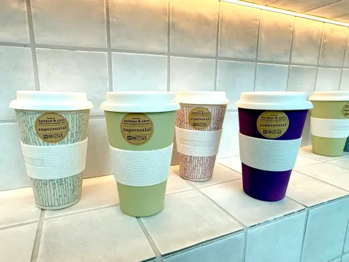 全台首家美術館星級餐廳Bonami!咖啡廳雙品牌開幕:五感亮點一覽 ▲質感隨行杯設計,相當有品味。(圖/記者蕭涵云攝)