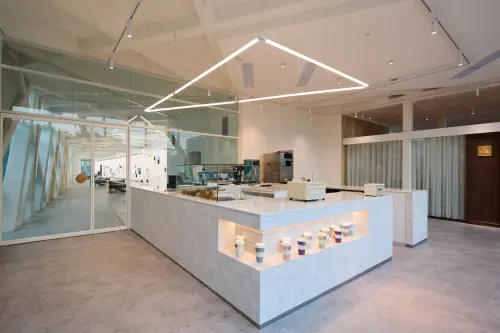 全台首家美術館星級餐廳Bonami!咖啡廳雙品牌開幕:五感亮點一覽 ▲Rolling Dough咖啡廳,開放式吧檯散發烘焙香氣。(圖/MMHG提供)