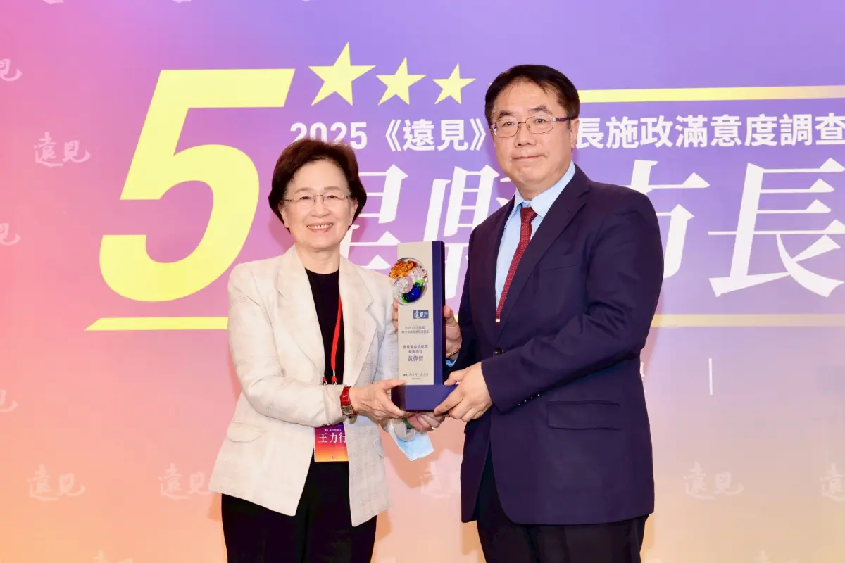 ▲台南市長黃偉哲今(5)日出席《遠見雜誌》舉辦的2025年五星縣市長贈獎典禮，榮獲「施政滿意度最佳進步獎」。（圖／南市府提供）