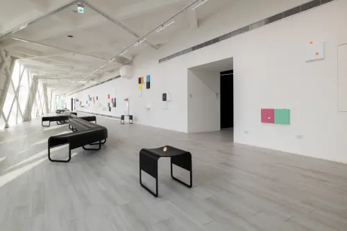 全台首家美術館星級餐廳Bonami!咖啡廳雙品牌開幕:五感亮點一覽 ▲陳慧嶠用「顏色」在白色空間裏傳達一種單純知性的東西,讓場所揭露了它的「輕盈」。(圖/台北市立美術館提供)