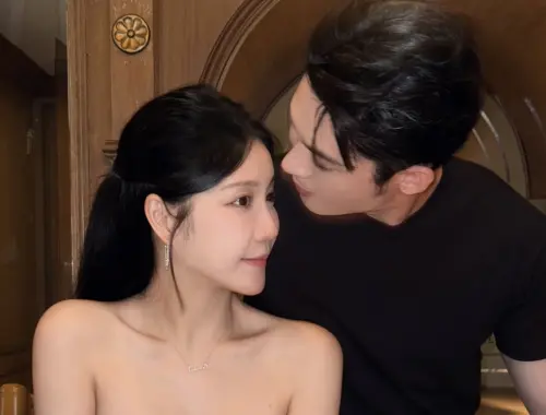 ▲陳奕（右）向女友紀曦晨（左）求婚成功，兩人預計6月辦訂婚宴，但婚禮可能明年才舉辦。（圖／摘自IG）