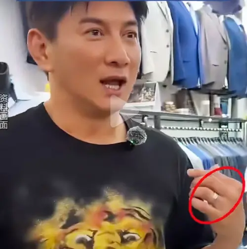 ▲吳奇隆被目擊戴著戒指到上海拍節目。（圖／翻攝自微博）