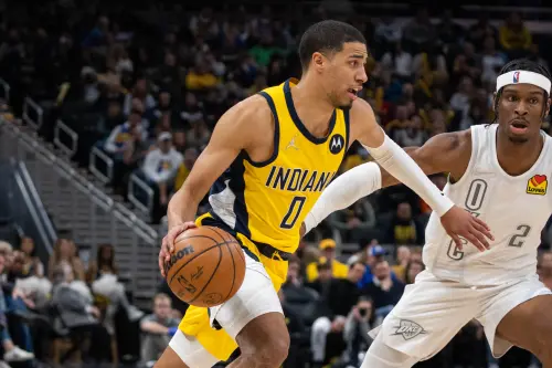 ▲2025年NBA總冠軍賽將於台灣時間6日早上8點30分在雷霆主場開打，由奧克拉荷馬雷霆對決印第安納溜馬。儘管外界多看好雷霆在5到6戰內勝出，資深球評李亦伸則認為，首戰溜馬有機會咬住比數，看好他們不會被擊潰。（圖／路透／達志影像）