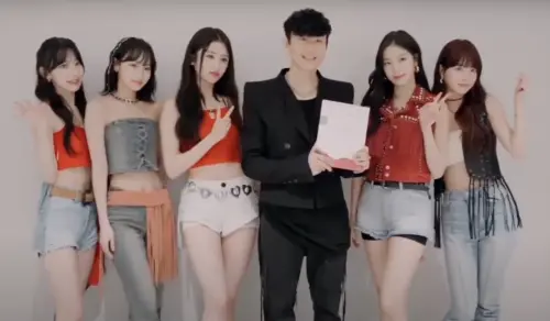 ▲林俊傑（左3）和LE SSERAFIM成員一起合照。（圖／翻攝自微博）