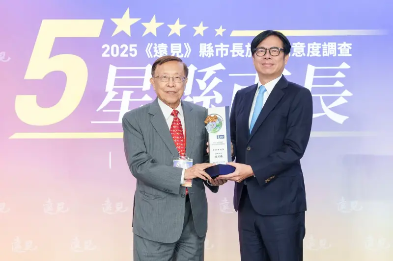 ▲陳其邁從「遠見•天下文化」創辦人高希均手中接下五星市長獎盃。（圖／高市府提供）