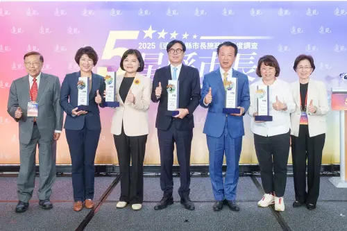 ▲陳其邁與其他獲獎縣市長一同合影。（圖／高市府提供）