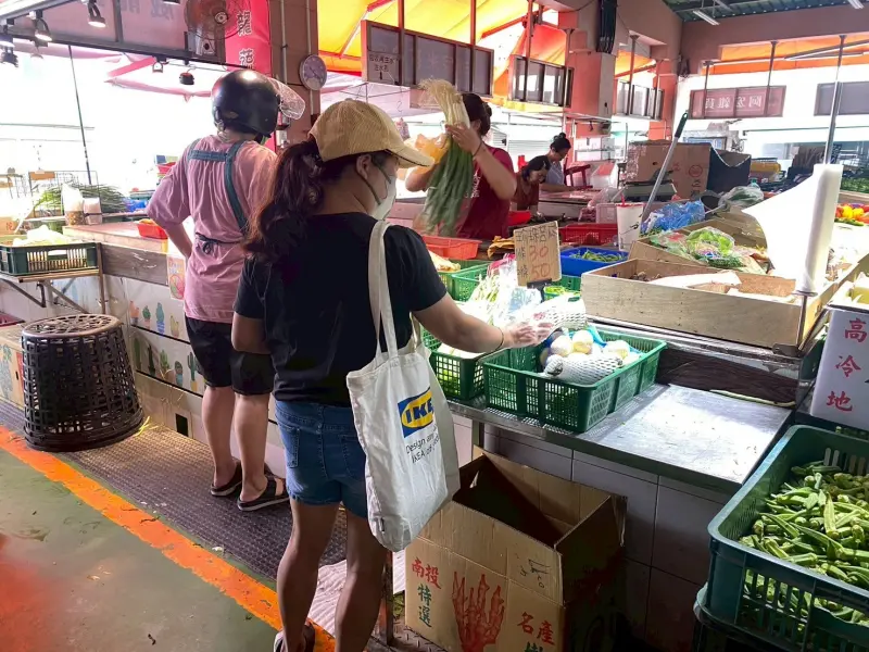 ▲為響應6月5日「世界環境日」主題「終結塑膠污染」，南市環保局推動「無塑生夜市、超市及循環袋共享行動，實踐源頭減量，打造永續生活環境。（圖／南市府提供）