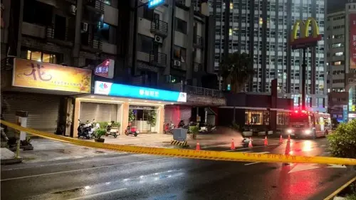 ▲ 台南永康5日傳出瓦斯外洩事件，現場圍起封鎖線，附近的麥當勞、曼都等店家疏散顧客（圖／翻攝畫面）