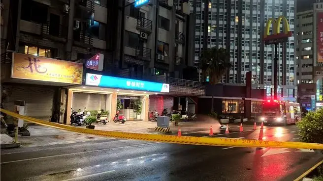 ▲ 台南永康5日傳出瓦斯外洩事件，現場圍起封鎖線，附近的麥當勞、曼都等店家疏散顧客（圖／翻攝畫面）