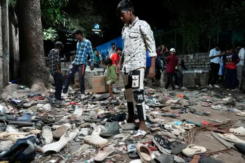 踩踏意外發生後,當地警方、軍隊介入才得以疏散人群,現場物品、鞋子散落一地。(圖/美聯社/達志影像) ▲踩踏意外發生後,當地警方、軍隊介入才得以疏散人群,現場物品、鞋子散落一地。(圖/美聯社/達志影像)