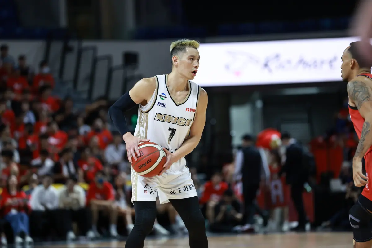 ▲TPBL台灣職籃大聯盟季後賽，賽前已取得2連勝的新北國王，今（5）日在季後賽首輪第三戰作客臺北戰神主場，國王團隊展現出堅強韌性與全面火力，六人得分上雙，最終以113：104擊敗戰神，系列賽取得3：0聽牌。（圖／TPBL提供）