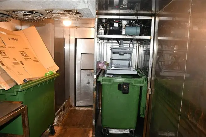 ▲ 桃園市中壢區5月中旬發生一起意外，53歲許姓男子在垃圾堆找貴重物品，誤觸按鈕導致垂直式垃圾壓縮機啟動，遭輾壓送醫不治。（圖／翻攝畫面）