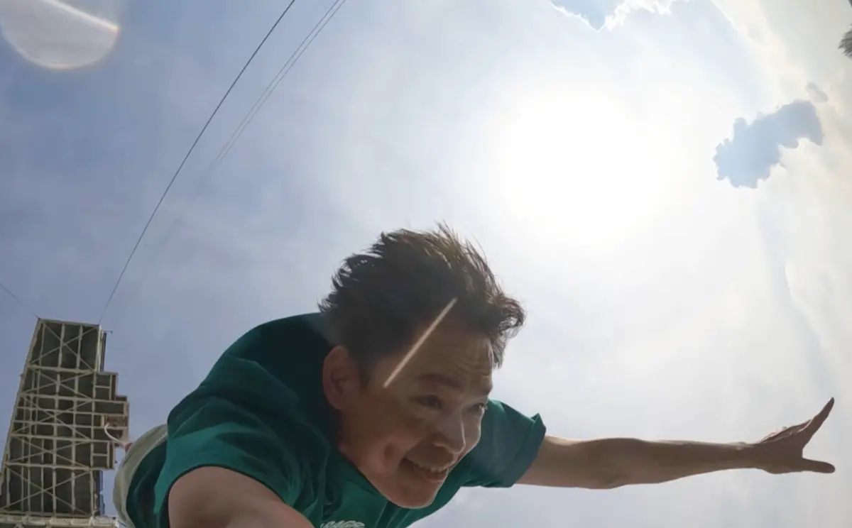 ▲黃鐙輝為《行！鬥陣出國去！》嘗試在新加坡聖淘沙高空彈跳，要從17樓高月下，在起跳前「交代後事」，錄音給3個小孩，要他們做有用的人。一起跳的籃籃也慌張到掉淚，整個氣氛令人鼻酸。（圖／公視台語台提供）