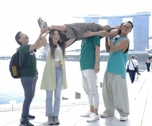 ▲大夥兒要模仿新加坡著名地標「金沙酒店」拍照，黃鐙輝（右二）的臉老是不見。（圖／公視台語台提供）