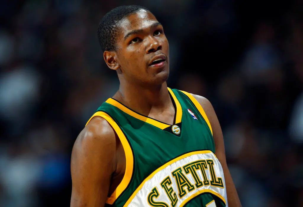 ▲NBA總冠軍賽即將開打，印第安納溜馬與奧克拉荷馬雷霆之戰成為全球籃球迷焦點。然而，在遠離兩座城市的西雅圖，許多球迷的心卻毫無懸念地倒向了溜馬。這並非基於地緣關係，而是出於對雷霆的不滿——或者更準確地說，是對奪走西雅圖超音速的Clay Bennett與奧克拉荷馬城的不滿。（圖／美聯社／達志影像）