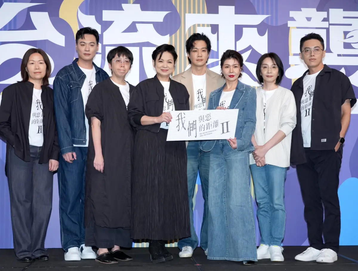 ▲《我們與惡的距離II》劇組出席「台流來襲」記者會，楊貴媚（左四）精湛演技受到導演林君陽（右一）讚賞。楊貴媚回憶過去拍《飲食男女》，曾有場戲每次眼淚都掉在同樣的點上，李安反而告訴她自己不知道怎麼動剪刀，讓她反思許久，現在她同一場戲會嘗試不同演法，讓導演與剪接師有更多選擇。（圖／記者嚴俊強攝）