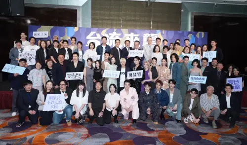 ▲10多齣台灣新戲的劇組人員一起出現在「台流來襲」記者會上，聲勢浩大。（圖／記者嚴俊強攝）