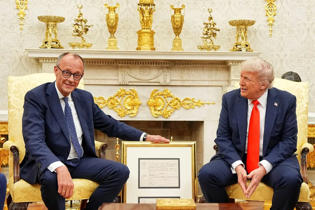 ▲德國新科總理梅爾茨首次以總理身分訪美，給美國總統川普帶上一份特殊禮物-川普爺爺當年於德國的出生證明。（圖／美聯社／達志影像）