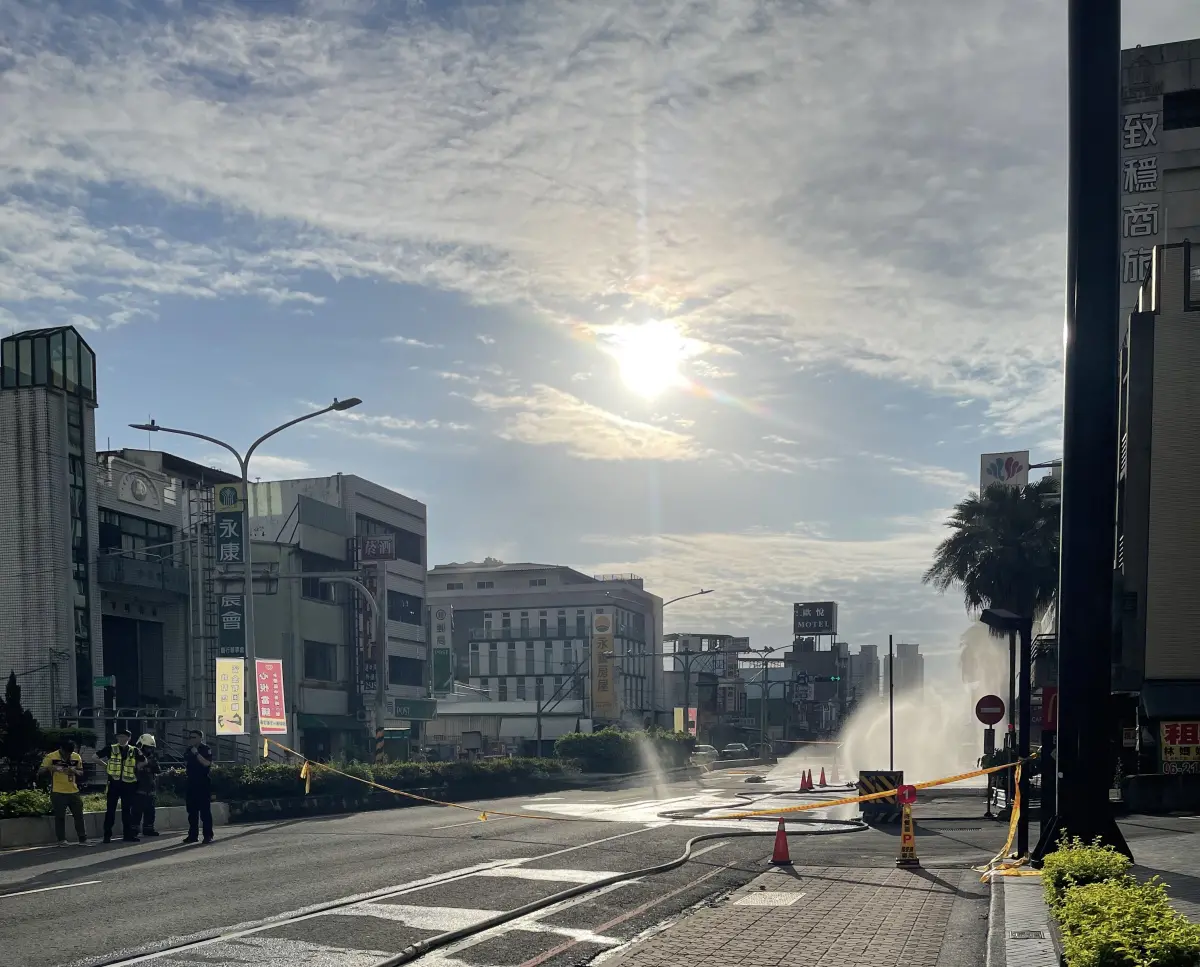 ▲台南永康區中正北路附近昨晚瀰漫瓦斯味，經過多次開挖今日清晨仍無法尋獲管線位置，現場仍以水霧防護，中正北路往永康交流道方向仍進行單向封閉管制。（圖／台南市消防局提供）