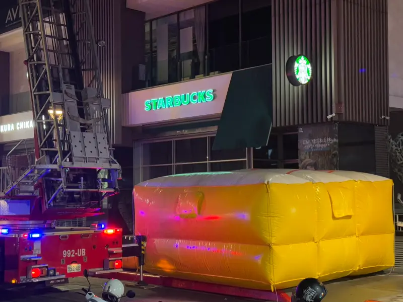 台中勤美「最衰」星巴克深夜頂樓站白衣女　警消苦勸近1小時救命