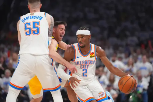 ▲總冠軍賽正式登場，由尋求隊史首冠的奧克拉荷馬雷霆坐鎮主場迎戰印第安那溜馬。系列賽首戰開打，雷霆前兩節比賽造成溜馬多達19次失誤，MVP得主「SGA」Shai Gilgeous-Alexander砍下19分，幫助雷霆以57：45領先。（圖／美聯社／達志影像）