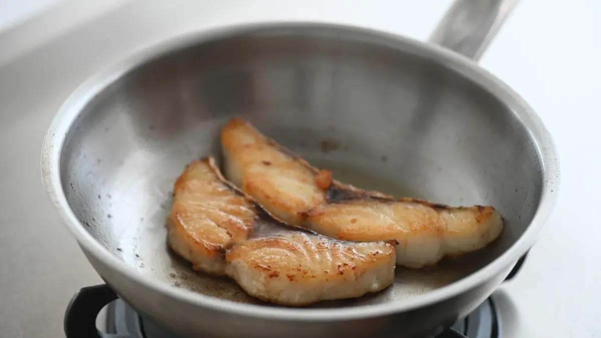 煎魚抹鹽還是失敗！船長女兒揭下鍋「最佳時機」：漂亮酥脆又好吃
