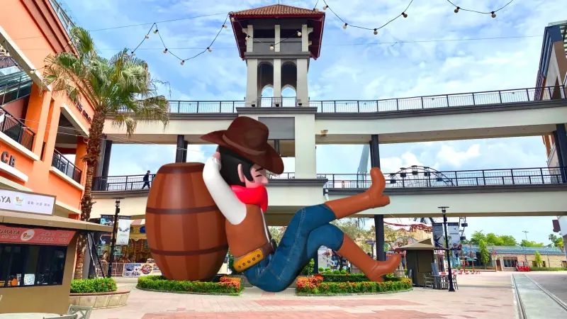 ▲SKM Park Outlets高雄草衙打造10公尺高的巨型牛仔於戶外購物街區，成為最吸睛的打卡新地標。（圖／SKM Park Outlets提供）